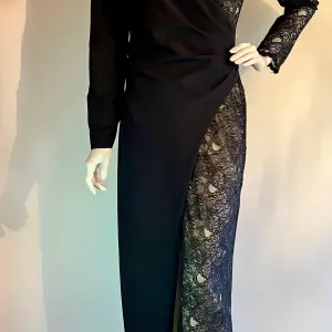 Vestido Assimétrico com Renda