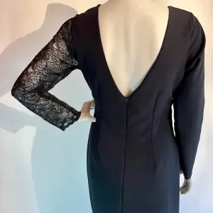 Vestido Assimétrico com Renda