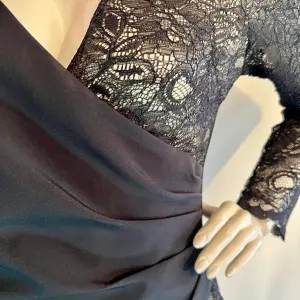 Vestido Assimétrico com Renda