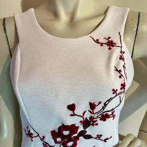 Vestido com Bordado Floral