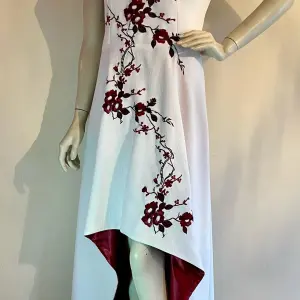 Vestido com Bordado Floral