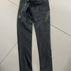 Pantalon en semi-cuir pour femme 