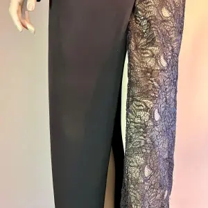 Vestido Assimétrico com Renda