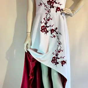 Vestido com Bordado Floral