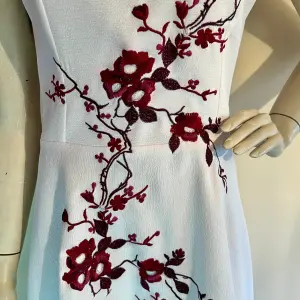Vestido com Bordado Floral