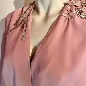 Macacão com Capa Fluida e Bordados
