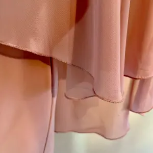 Macacão com Capa Fluida e Bordados