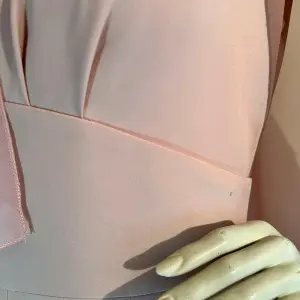 Macacão com Capa Fluida e Bordados