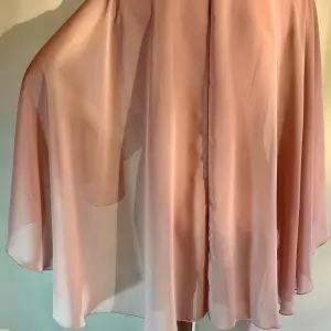 Macacão com Capa Fluida e Bordados