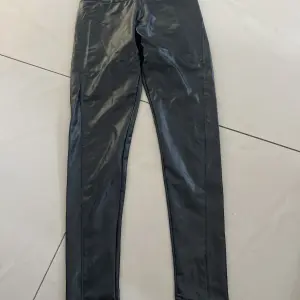 Pantalon en semi-cuir pour femme 