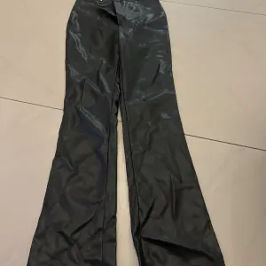Pantalon en semi-cuir pour femme 