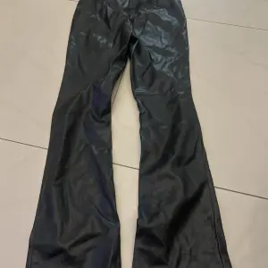 Pantalon en semi-cuir pour femme 