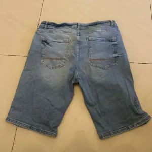 Short en jean pour homme 